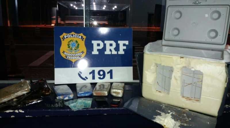 Dois passageiros são flagrados pela PRF com cocaína em ônibus