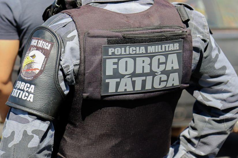Assaltantes são interceptados pela Força Tática, reagem e um morre baleado 