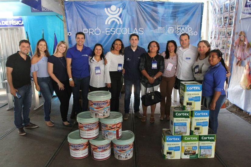 Escolas estaduais recebem kits para pintura e revitalização