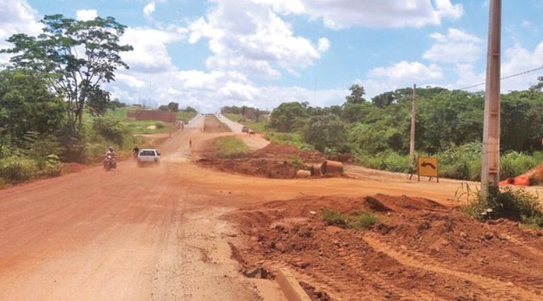 Justiça manda bloquear bens de construtora que fez asfalto de péssima
