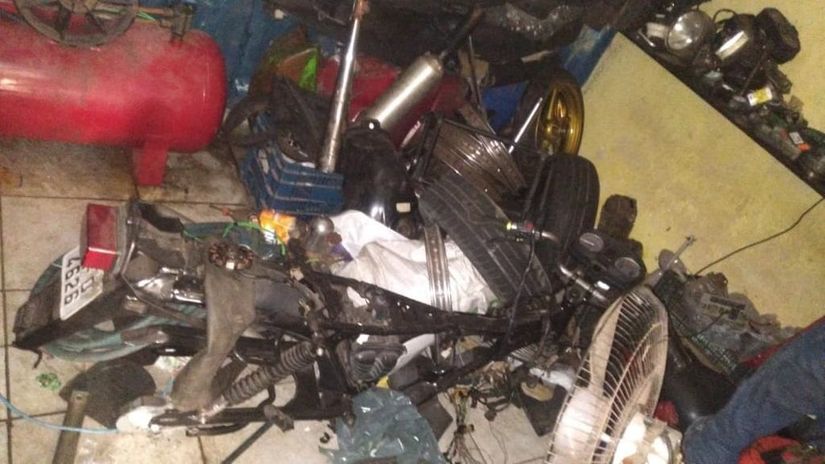 Suspeito de receptação é preso em desmanche de motocicletas