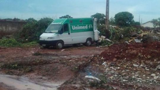 Ambulância da Unimed é flagrada descartando lixo em Econponto