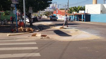 Restos de enfeites de procissão sujam ruas da região central de Rondonópolis