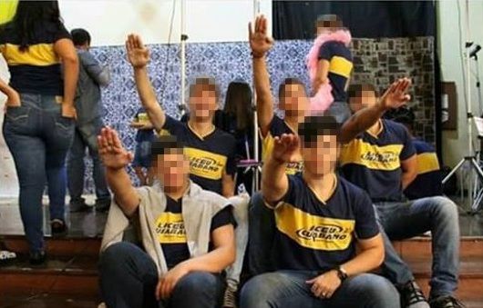 Alunos de Cuiabá posam fazendo gesto nazista