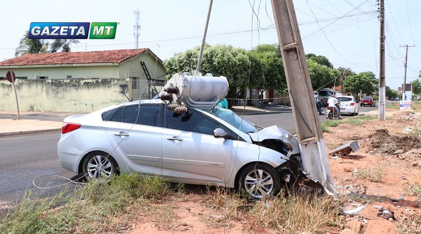 Após desentendimento com companheiro, motorista fica descontrolada e bate veículo em poste