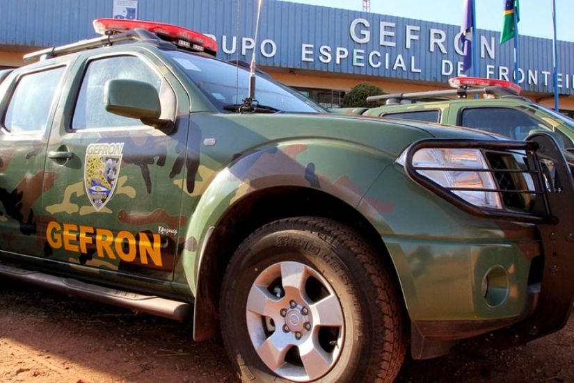 Dois suspeitos são presos com fuzil e motocicleta roubada na fronteira