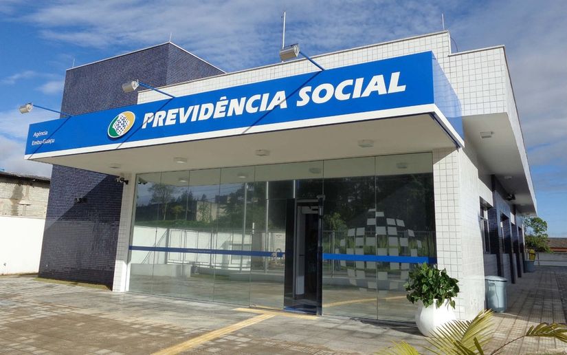 Homem de muleta e com perna engessada é preso ao tentar aplicar golpe no INSS