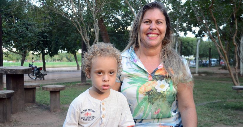 Mãe conta os desafios e o desenvolvimento do filho com Síndrome de Down
