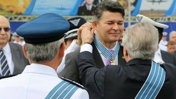 Das mãos de Temer, Medeiros recebe Comenda em Brasília