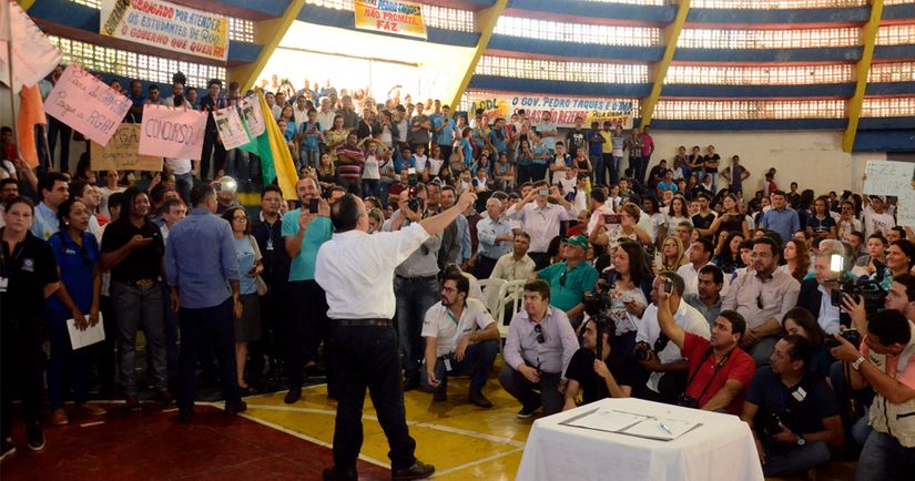 Entre aplausos, vaias e protestos governador assina acordo