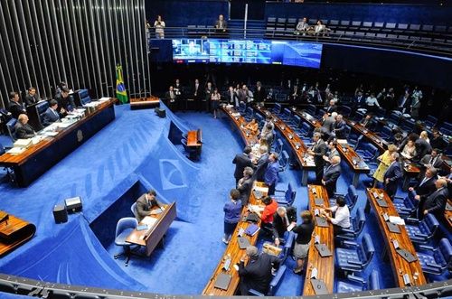 Senado aprova urgência para projeto que isenta diesel de PIS/Cofins