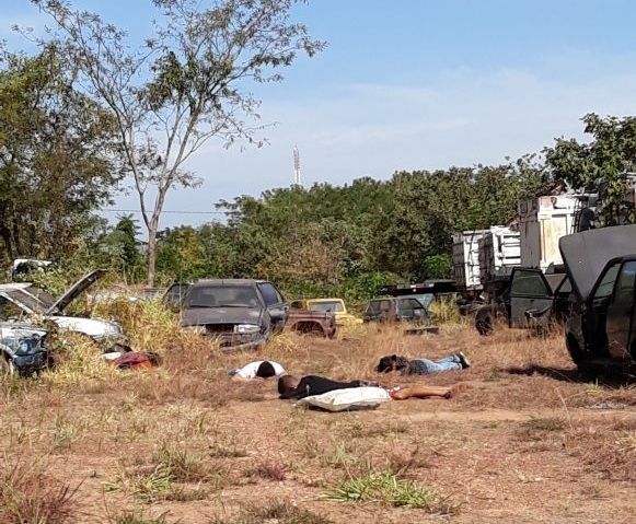 Jovens são flagrados desmontando veículos em pátio de delegacia