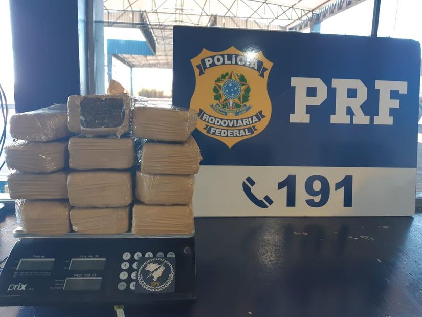 Passageiro é flagrado em ônibus com cerca de 10 kg de maconha na bagagem