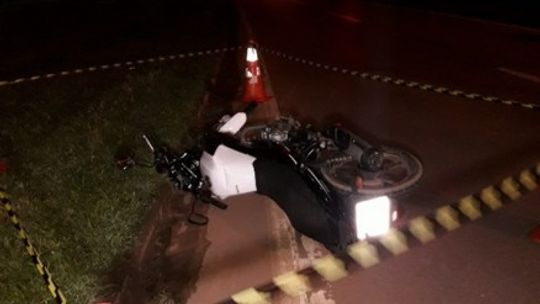 Motociclista morre na BR-163 após perder controle da direção e bater em poste 