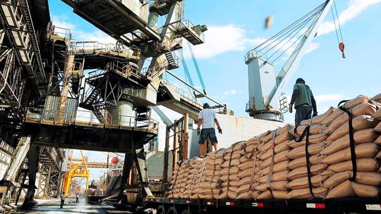 Balança comercial bate recorde para meses de outubro com US$ 5,2 bi de superávit