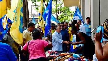 Taques comanda caminhada no centro de Cuiabá e comemora pagamento de RGA