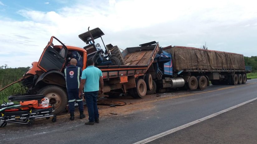 Engavetamento entre 3 caminhões deixa feridos na BR-070