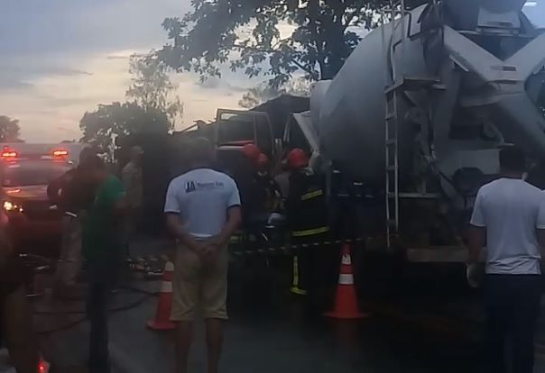 Colisão de carreta e caminhão deixa motorista preso às ferragens na BR-070