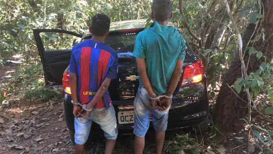 Minutos após roubo PM intercepta quadrilha escondendo carro em mata