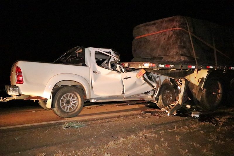 Duas pessoas morrem em colisão entre caminhonete e carreta na BR-163