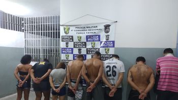 Denúncia leva a PM prender oito suspeitos por envolvimento com o tráfico e receptação 