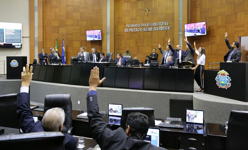Sob protestos, AL aprova FETHAB, RGA e extinção de empresas públicas