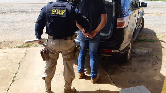 Motorista de 30 anos é preso após derrubar radar com veículo na BR-364
