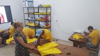 Parcerias possibilitam qualificação em corte e costura a reeducandos