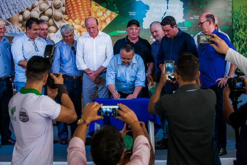 Taques sanciona lei que reduz alíquota do feijão na abertura da Farm Show