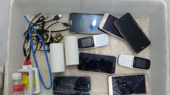 Professora é presa após ser flagrada tentando entrar no Ferrugem com celulares