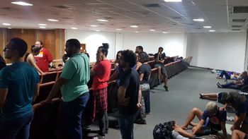 Professores em greve passam a noite nas galerias da AL