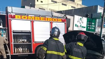 Bombeiros apagam fogo em veículo após pane elétrica