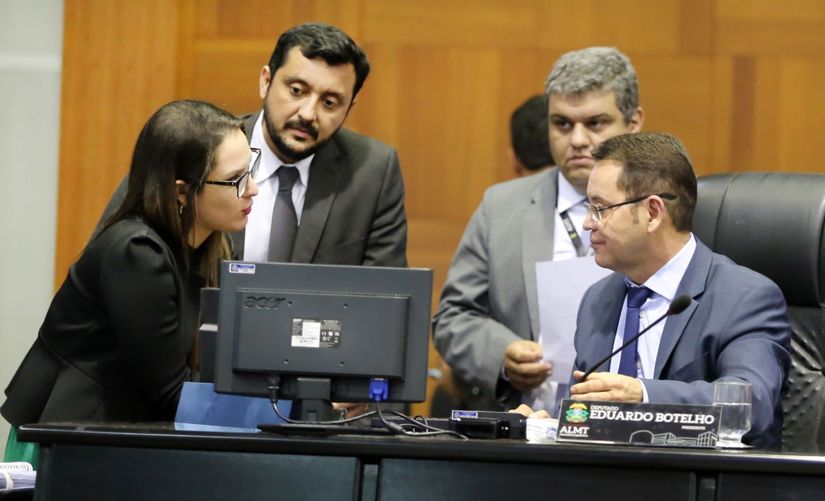 Deputados aprovam em 1ª votação suspensão do decreto que parcela dívidas com fornecedores 