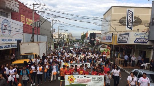 Mais de 250 participam de ato contra violência assexual infantil em Rondonópolis 