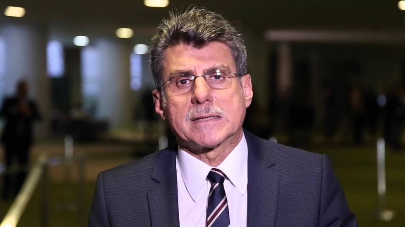 Jucá retira PEC que dá imunidade para cargos da linha sucessória