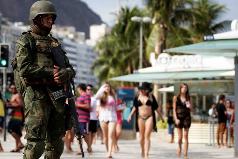 Lei transfere para Justiça Militar julgamento de crimes contra civis