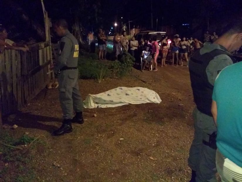 Homem é executado na porta de residência durante desentendimento com tiro na cabeça
