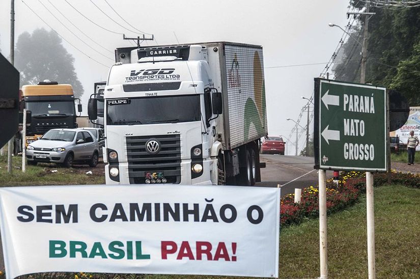 Caminhoneiros retiram veículos da faixa de rolamento em pontos de manifestação no MT