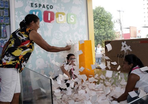 Centrofarma sorteia TV da promoção Você Sempre Ganha