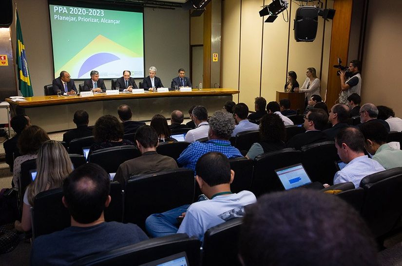 Governo prevê PIB de 2,17% e fixa salário mínimo em R$ 1.039 para 2020