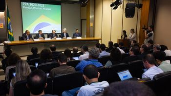 Governo prevê PIB de 2,17% e fixa salário mínimo em R$ 1.039 para 2020