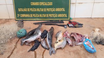 Polícia apreende pescado, espingarda e munições no Azaleia