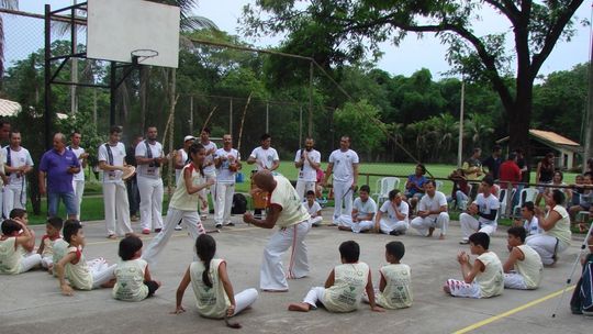 Crianças participam de batizado e troca de cordas de Capoeira 