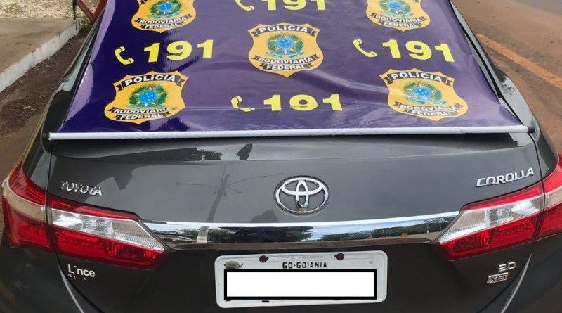 PRF prende mulher com carro roubado em Goiás