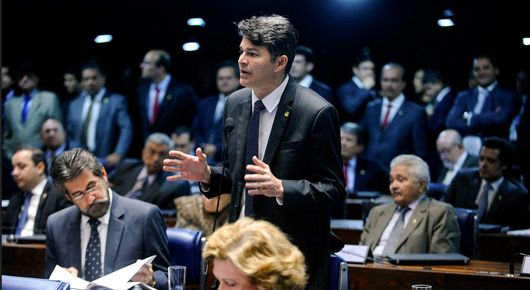 Correndo em busca dos votos dos parlamentares em Brasília