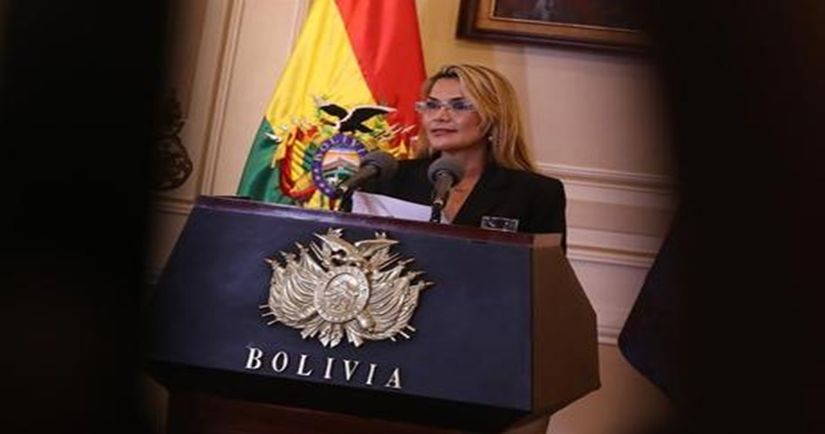 A presidente em exercício da Bolívia, nomeia 12 ministros