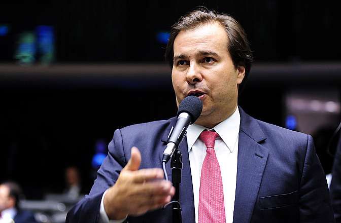 Rodrigo Maia se diz indeciso sobre concorrer à presidência