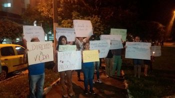 Velas e cartazes representam a indignação da sociedade com o fechamento da UTI pediátrica 