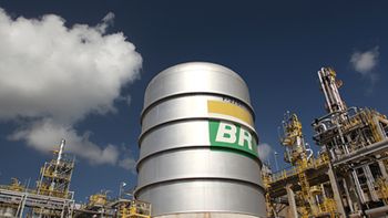 Preço da gasolina nas refinarias tem segundo reajuste no mês
