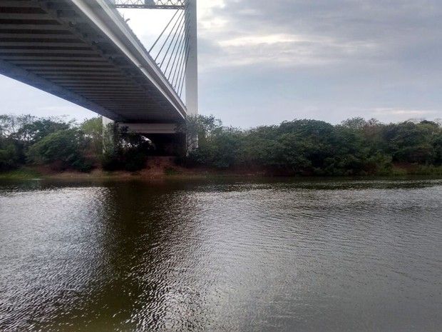 Pescadores encontram corpo de uma mulher boiando no rio Cuiabá